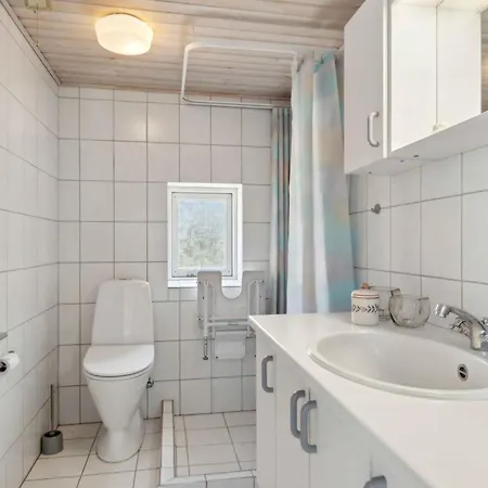 Cozy Summer House In Hvalpsund *