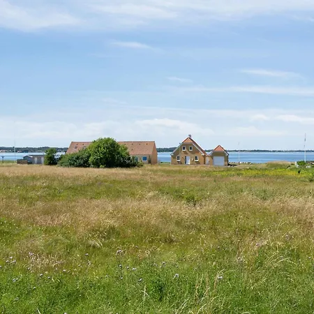 Cozy Summer House In Hvalpsund בית נופש